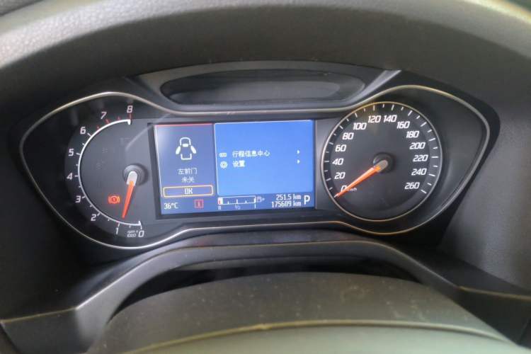 Used Ford S-MAX 2008 2.3L 7-Seater Flagship Navigation Version Odometer Close Up
