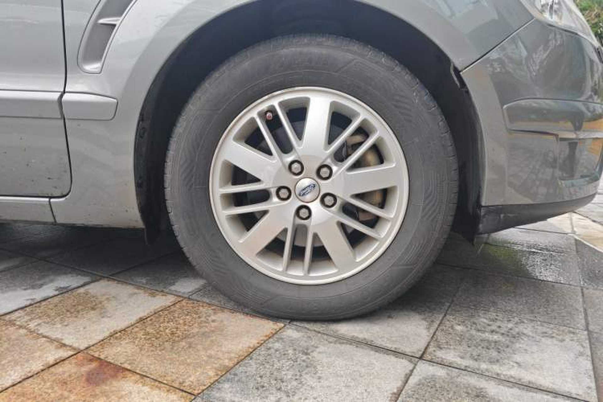 Used Ford S-MAX 2008 2.3L 7-Seater Flagship Navigation Version Right Front Wheel Hub
