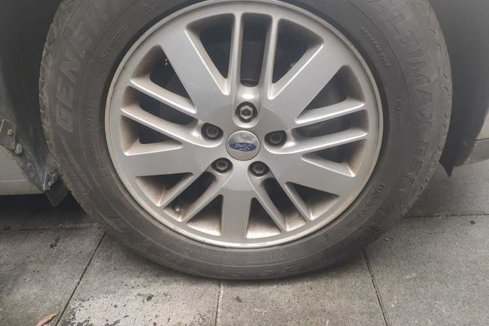 Used Ford S-MAX 2008 2.3L 7-Seater Luxury Version Right Front Wheel Hub