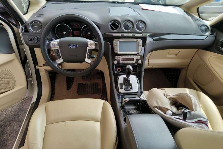 Used Ford S-MAX 2008 2.3L 7-Seater Luxury Version Center Console