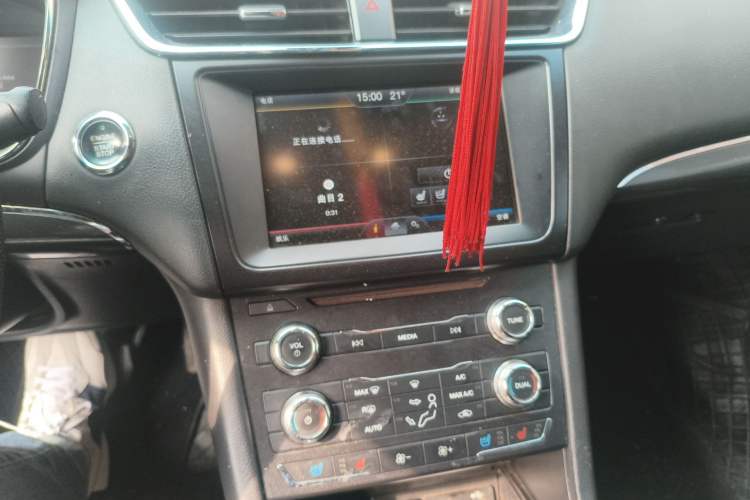 Used Ford Taurus 2015 EcoBoost 245 Fashion Edition Audio And AC Panel