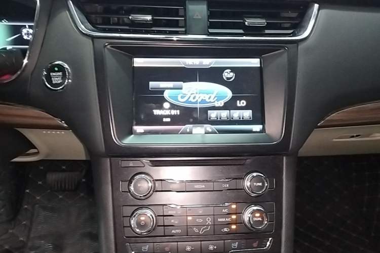 Used Ford Taurus 2015 EcoBoost 245 Fashion Edition Audio And AC Panel