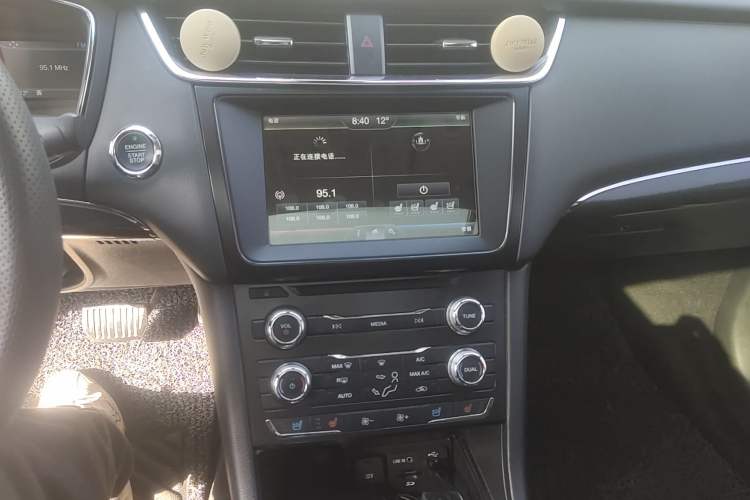 Used Ford Taurus 2015 EcoBoost 245 Fashion Edition Audio And AC Panel