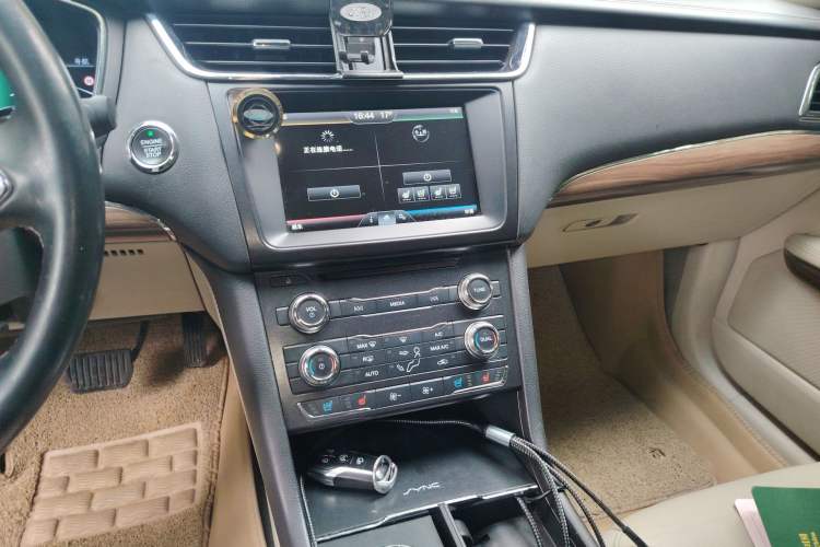 Used Ford Taurus 2015 EcoBoost 245 Fashion Edition Audio And AC Panel