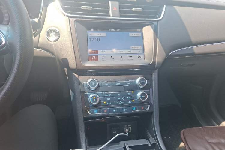 Used Ford Taurus 2015 EcoBoost 245 Fashion Edition Audio And AC Panel