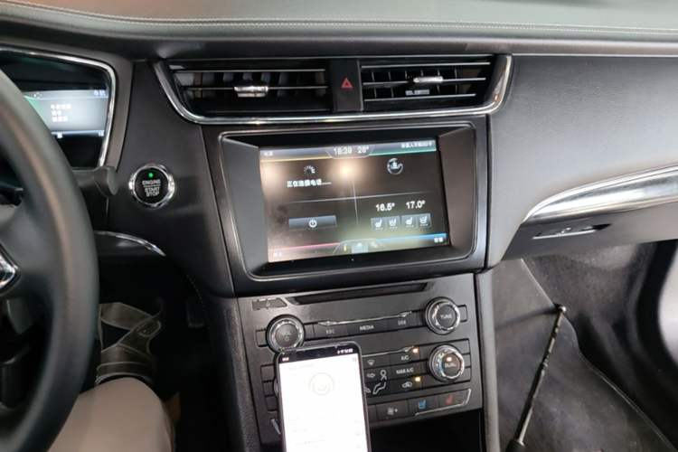 Used Ford Taurus 2015 EcoBoost 245 Fashion Edition Audio And AC Panel
