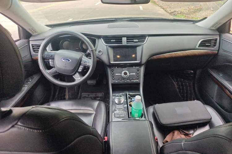 Used Ford Taurus 2015 EcoBoost 325 V6 Flagship Model Center Console