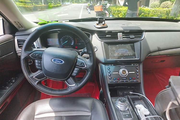 Used Ford Taurus 2015 EcoBoost 245 Luxury Model Center Console
