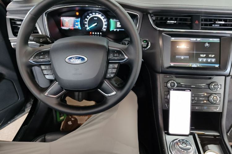 Used Ford Taurus 2015 EcoBoost 245 Fashion Edition Center Console