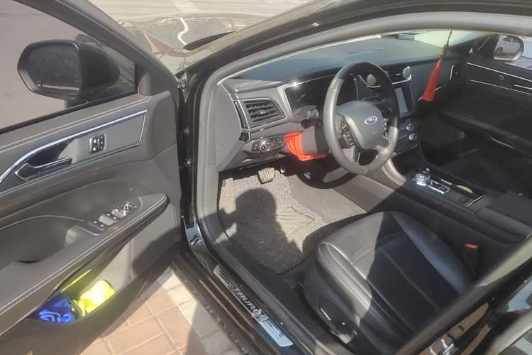 Used Ford Taurus 2015 EcoBoost 245 Fashion Edition Driver Seat