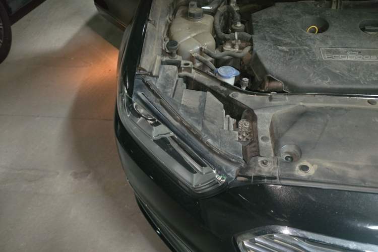 Used Ford Taurus 2015 EcoBoost 245 Luxury Model Engine Bay Right