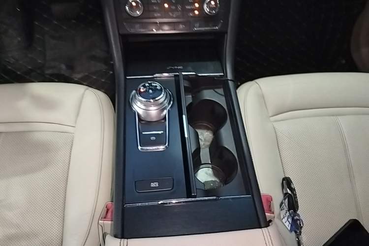 Used Ford Taurus 2015 EcoBoost 245 Fashion Edition Gear Lever