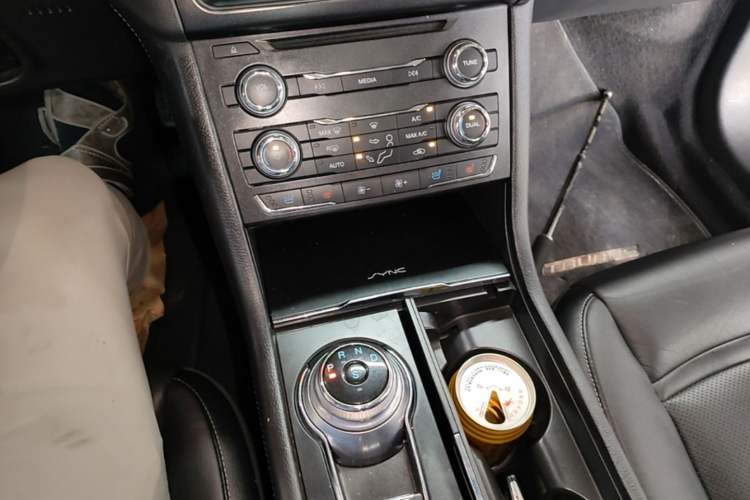 Used Ford Taurus 2015 EcoBoost 245 Fashion Edition Gear Lever