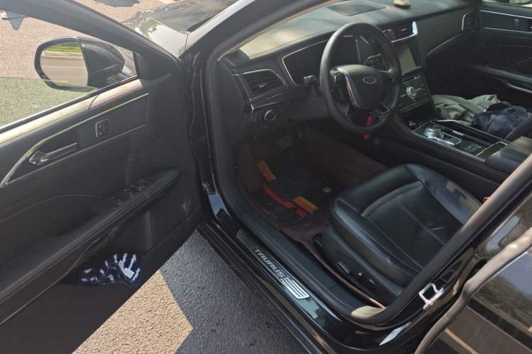 Used Ford Taurus 2015 EcoBoost 245 Luxury Model Interior 3
