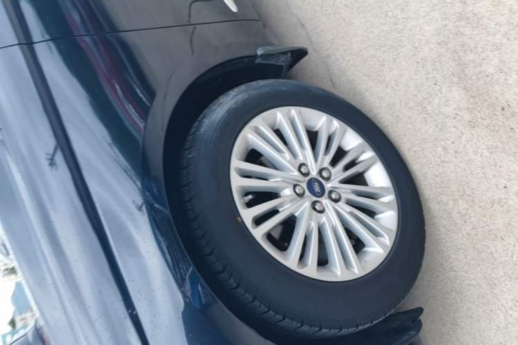 Used Ford Taurus 2015 EcoBoost 245 Fashion Edition Left Front Wheel Hub