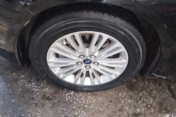 Used Ford Taurus 2015 EcoBoost 245 Fashion Edition Left Front Wheel Hub