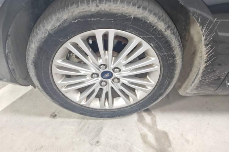 Used Ford Taurus 2015 EcoBoost 245 Fashion Edition Left Front Wheel Hub