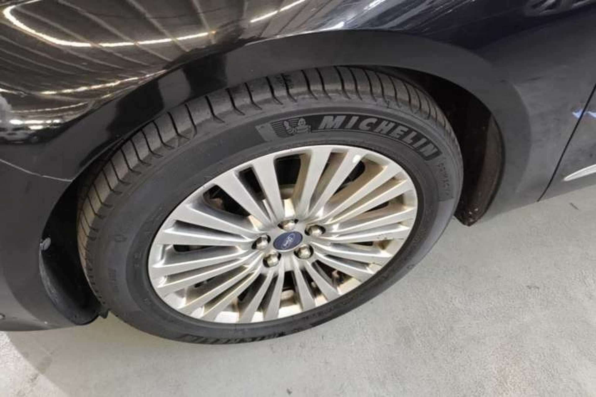 Used Ford Taurus 2015 EcoBoost 245 Luxury Model Left Front Wheel Hub