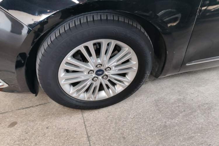 Used Ford Taurus 2015 EcoBoost 245 Fashion Edition Left Front Wheel Hub