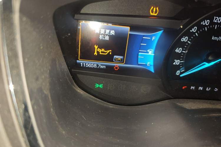 Used Ford Taurus 2015 EcoBoost 245 Fashion Edition Odometer Close Up