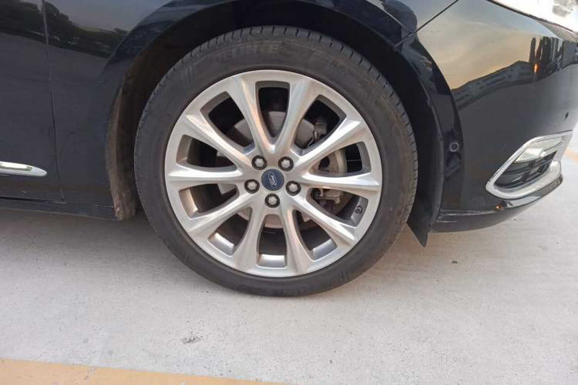 Used Ford Taurus 2015 EcoBoost 325 V6 Flagship Model Right Front Wheel Hub