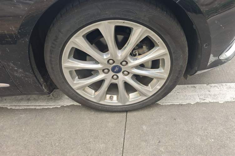Used Ford Taurus 2015 EcoBoost 325 V6 Flagship Model Right Front Wheel Hub