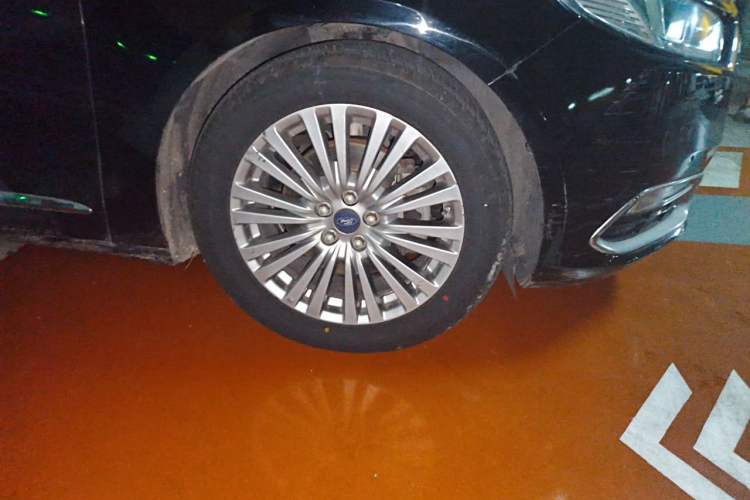 Used Ford Taurus 2015 EcoBoost 245 Luxury Model Right Front Wheel Hub