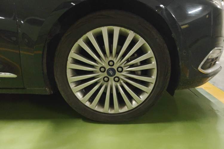 Used Ford Taurus 2015 EcoBoost 245 Ultimate Model Right Front Wheel Hub
