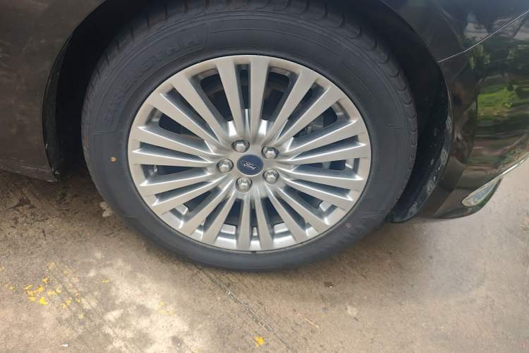 Used Ford Taurus 2015 EcoBoost 245 Luxury Model Right Front Wheel Hub