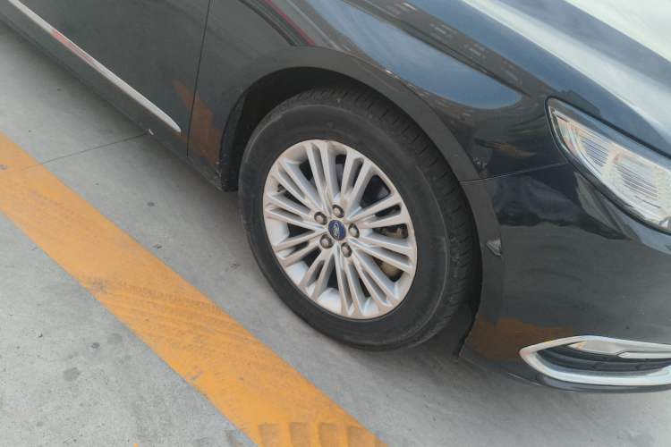 Used Ford Taurus 2015 EcoBoost 245 Fashion Edition Right Front Wheel Hub