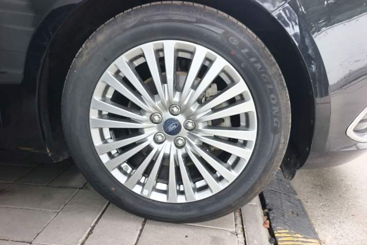 Used Ford Taurus 2015 EcoBoost 245 Luxury Model Right Front Wheel Hub