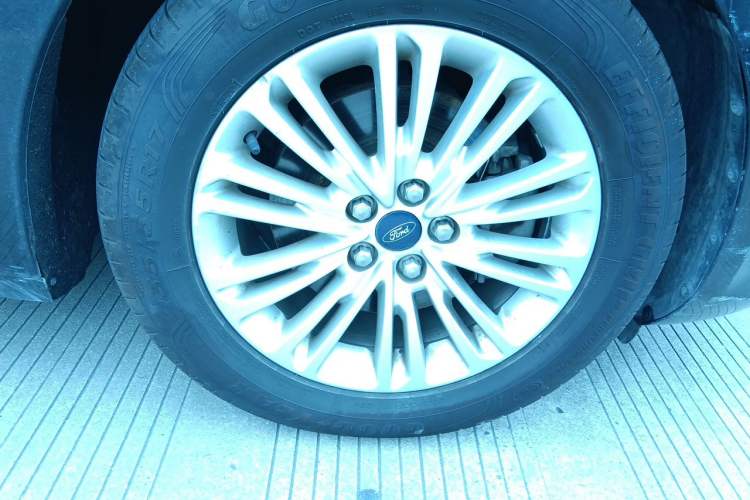 Used Ford Taurus 2015 EcoBoost 245 Fashion Edition Right Front Wheel Hub