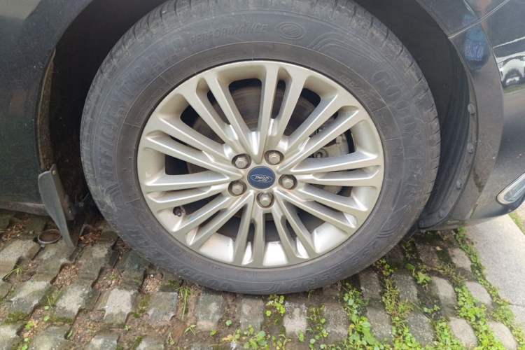 Used Ford Taurus 2015 EcoBoost 245 Fashion Edition Right Front Wheel Hub