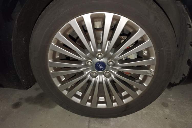 Used Ford Taurus 2015 EcoBoost 245 Luxury Model Right Front Wheel Hub