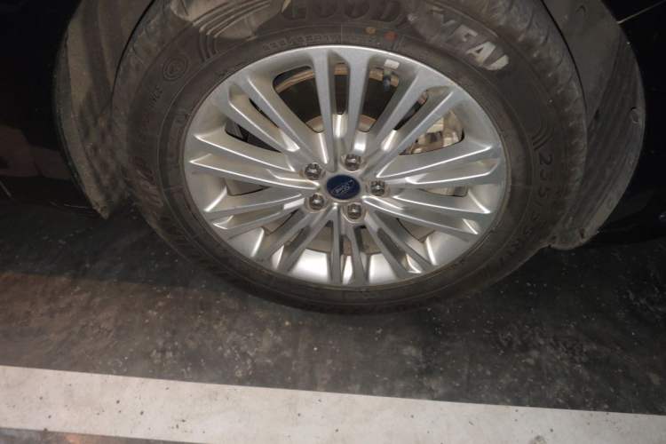 Used Ford Taurus 2015 EcoBoost 245 Fashion Edition Right Front Wheel Hub