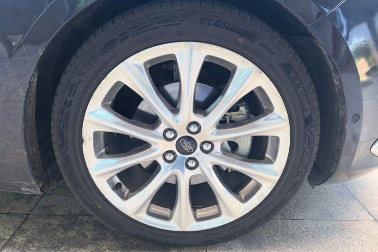 Used Ford Taurus 2015 EcoBoost 325 V6 Flagship Model Right Front Wheel Hub