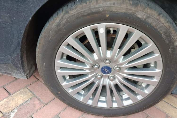 Used Ford Taurus 2015 EcoBoost 245 Luxury Model Right Front Wheel Hub