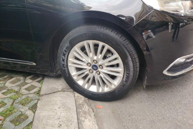 Used Ford Taurus 2015 EcoBoost 245 Fashion Edition Right Front Wheel Hub