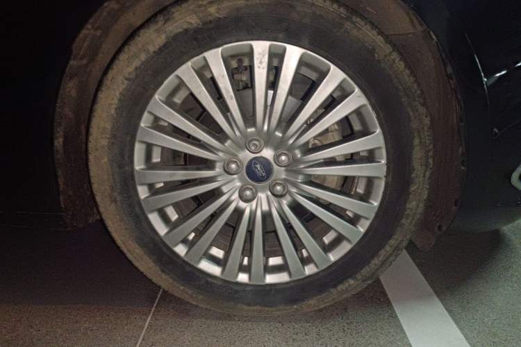 Used Ford Taurus 2015 EcoBoost 245 Luxury Model Right Front Wheel Hub