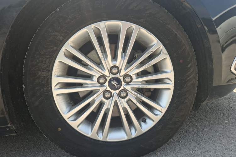 Used Ford Taurus 2015 EcoBoost 245 Fashion Edition Right Front Wheel Hub