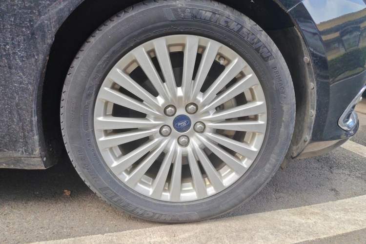 Used Ford Taurus 2015 EcoBoost 245 Fashion Edition Right Front Wheel Hub