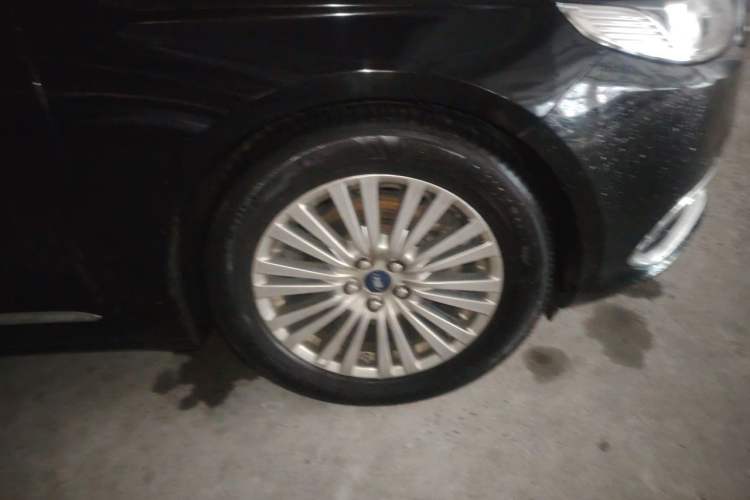 Used Ford Taurus 2015 EcoBoost 245 Luxury Model Right Front Wheel Hub