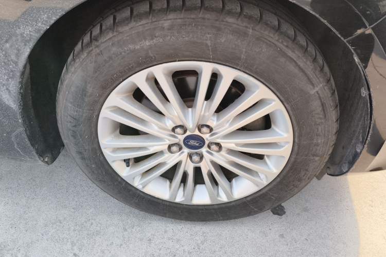 Used Ford Taurus 2015 EcoBoost 245 Fashion Edition Right Front Wheel Hub