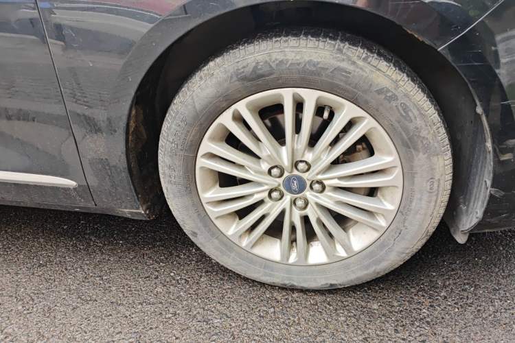Used Ford Taurus 2015 EcoBoost 245 Fashion Edition Right Front Wheel Hub