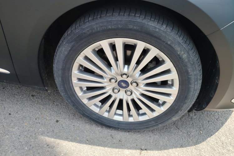Used Ford Taurus 2015 EcoBoost 245 Luxury Model Right Front Wheel Hub