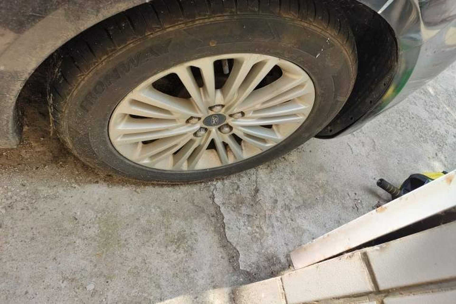 Used Ford Taurus 2015 EcoBoost 245 Fashion Edition Right Front Wheel Hub