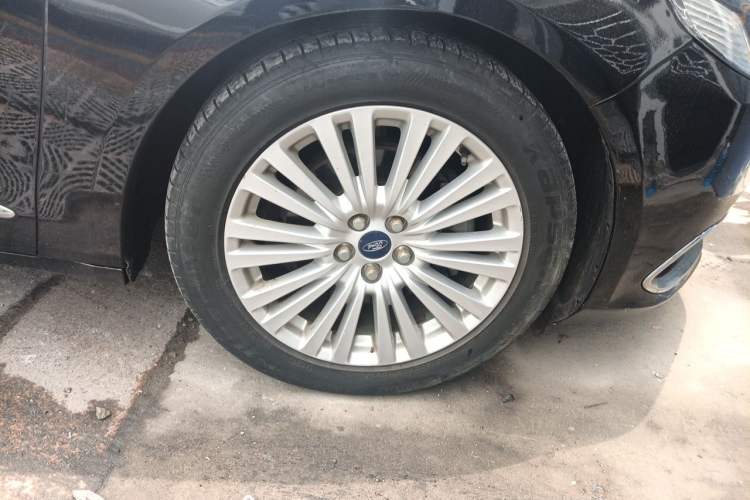 Used Ford Taurus 2015 EcoBoost 245 Luxury Model Right Front Wheel Hub