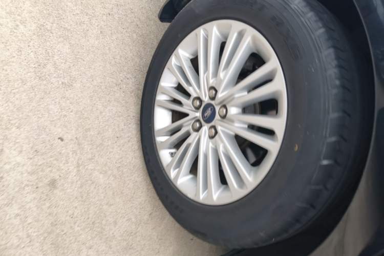 Used Ford Taurus 2015 EcoBoost 245 Fashion Edition Right Rear Wheel Hub