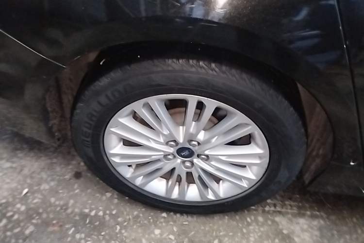 Used Ford Taurus 2015 EcoBoost 245 Fashion Edition Right Rear Wheel Hub