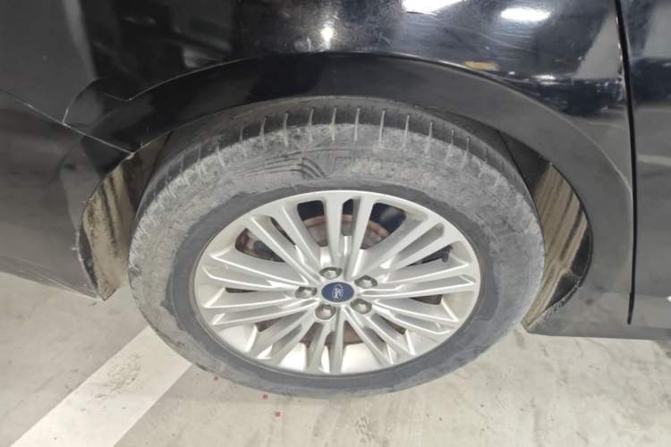 Used Ford Taurus 2015 EcoBoost 245 Fashion Edition Right Rear Wheel Hub